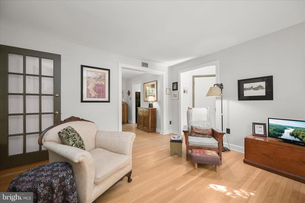 Image 6 of property listing at 4014 TENNYSON RD, University Park, MD 20782