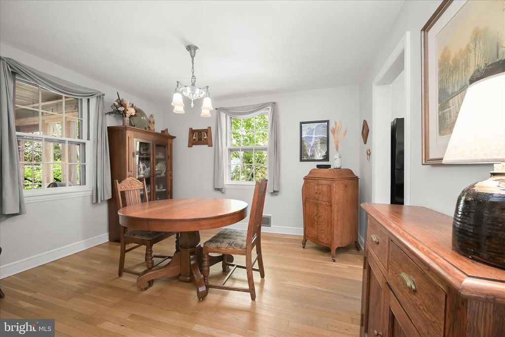 Image 8 of property listing at 4014 TENNYSON RD, University Park, MD 20782