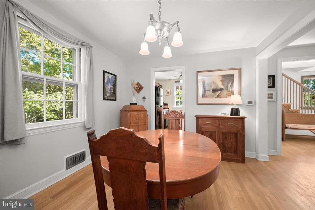 Image 9 of property listing at 4014 TENNYSON RD, University Park, MD 20782