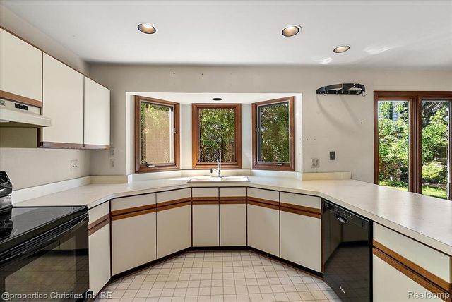 37224 Chesapeake Road, Farmington Hills, MI 48335