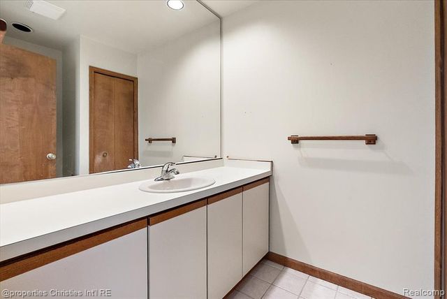 37224 Chesapeake Road, Farmington Hills, MI 48335
