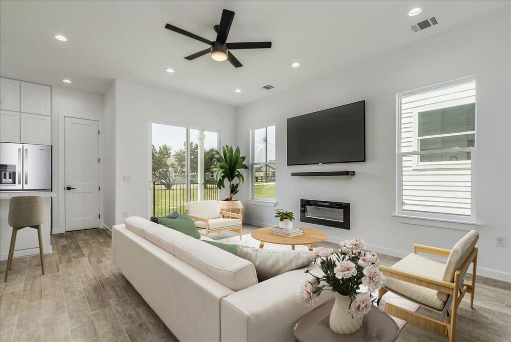 136 Lourdes CT B, Dripping Springs, TX 78620