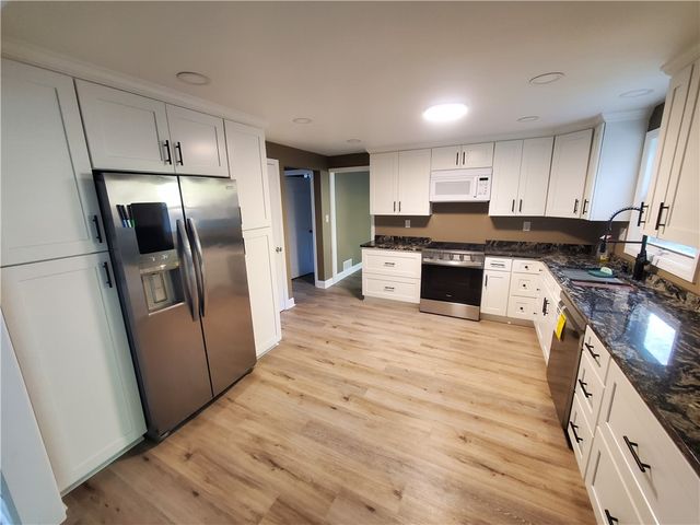 215 Black Oak Dr, Scott Twp, PA 15220