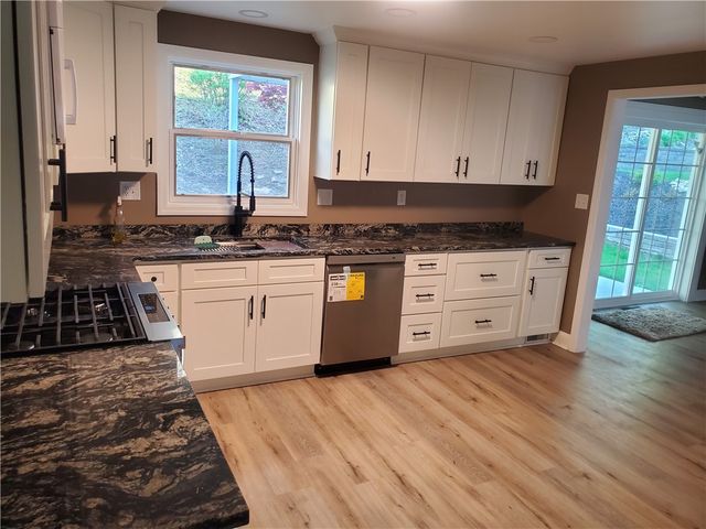 215 Black Oak Dr, Scott Twp, PA 15220