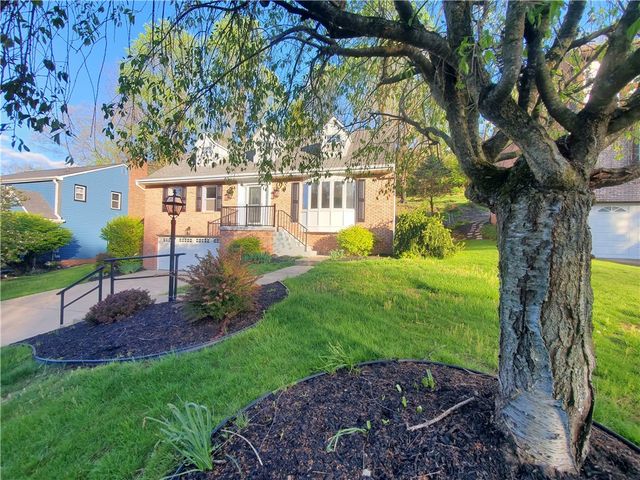 215 Black Oak Dr, Scott Twp, PA 15220