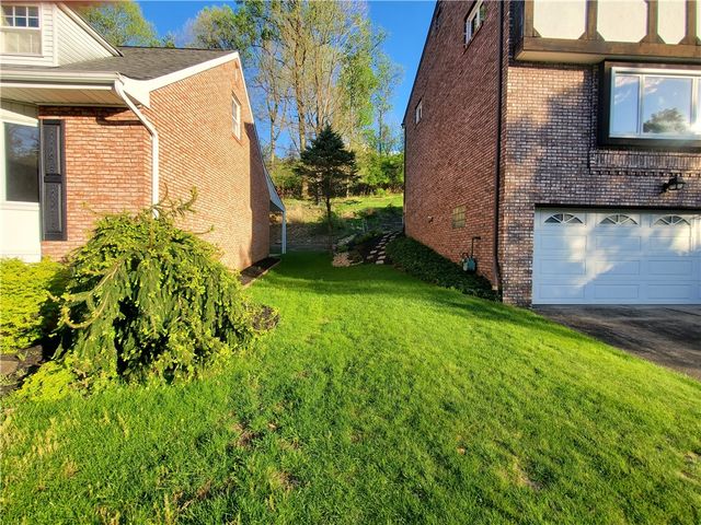 215 Black Oak Dr, Scott Twp, PA 15220