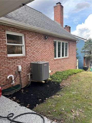 215 Black Oak Dr, Scott Twp, PA 15220