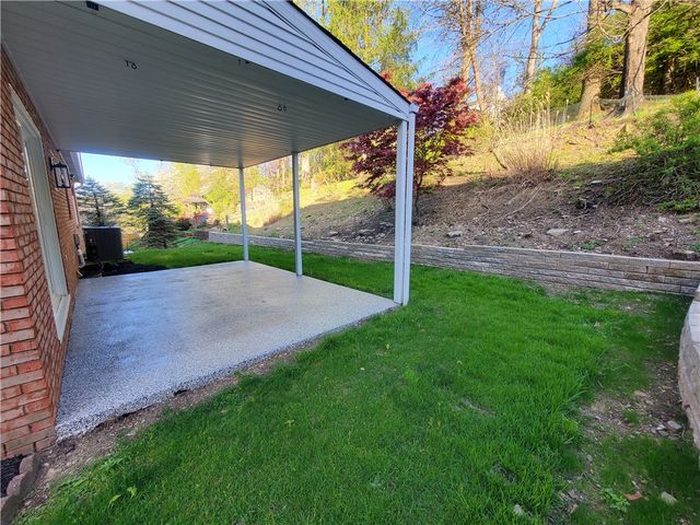 215 Black Oak Dr, Scott Twp, PA 15220