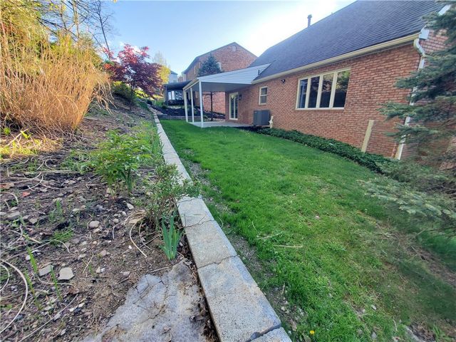 215 Black Oak Dr, Scott Twp, PA 15220