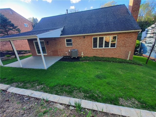 215 Black Oak Dr, Scott Twp, PA 15220
