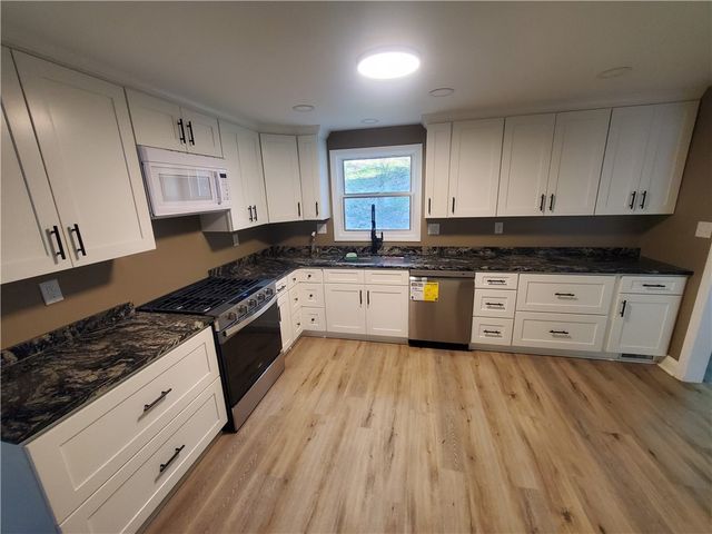 215 Black Oak Dr, Scott Twp, PA 15220