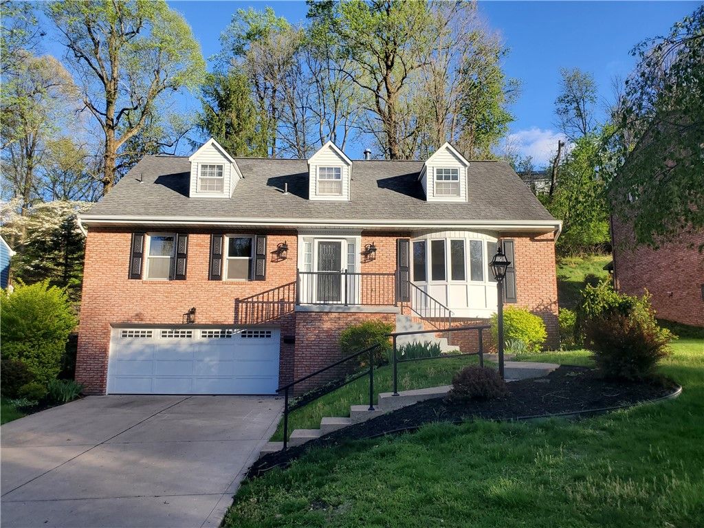 215 Black Oak Dr, Scott Twp, PA 15220