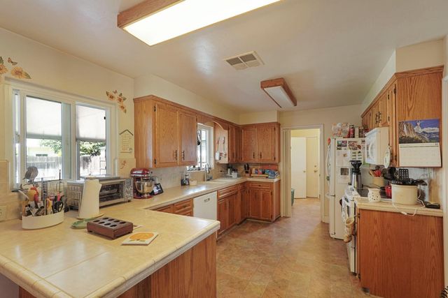 819 Sylvia Dr, Lodi, CA 95240