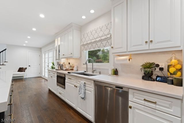 15 Almroth Dr, Wayne Twp., NJ 07470