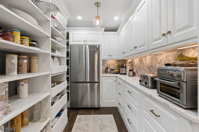 15 Almroth Dr, Wayne Twp., NJ 07470