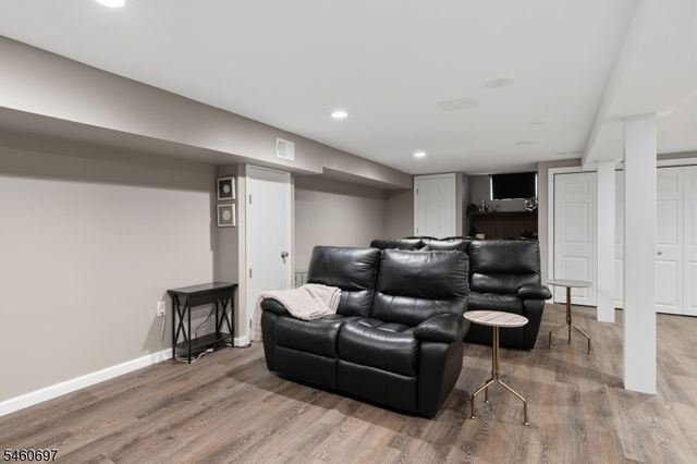 15 Almroth Dr, Wayne Twp., NJ 07470