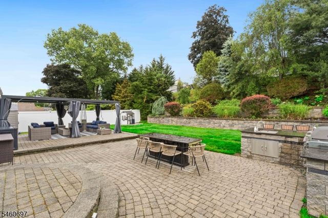 15 Almroth Dr, Wayne Twp., NJ 07470