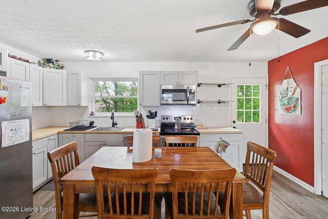 7904 Candleglow Ln, Louisville, KY 40214