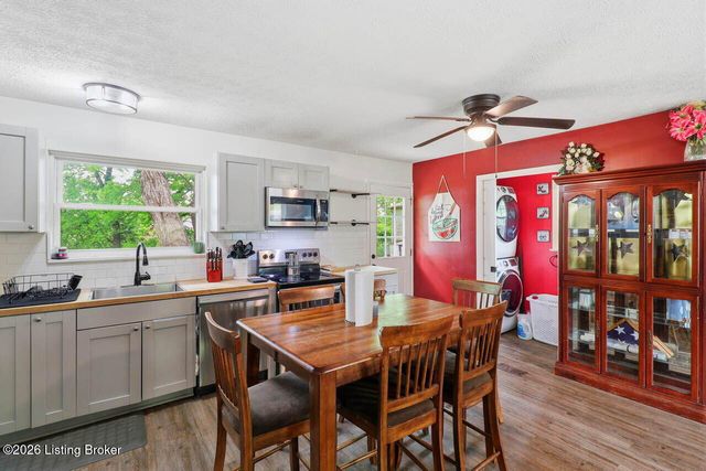 7904 Candleglow Ln, Louisville, KY 40214