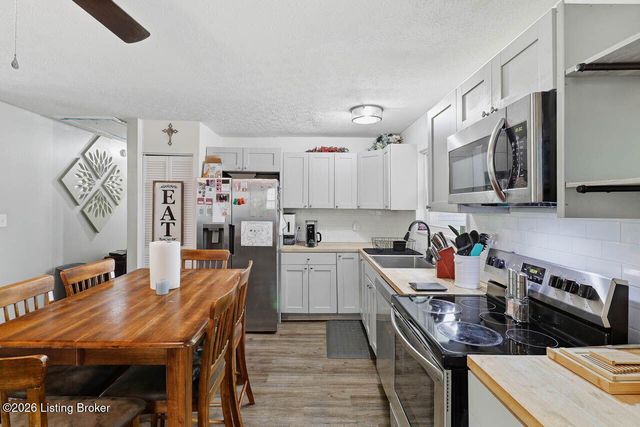 7904 Candleglow Ln, Louisville, KY 40214