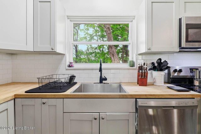 7904 Candleglow Ln, Louisville, KY 40214