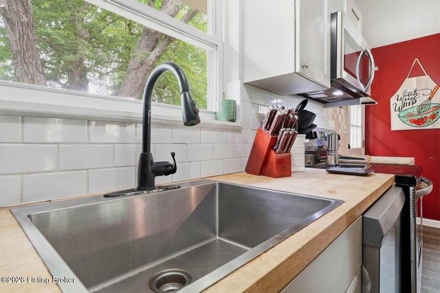 7904 Candleglow Ln, Louisville, KY 40214