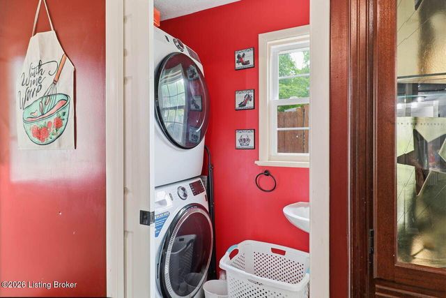 7904 Candleglow Ln, Louisville, KY 40214