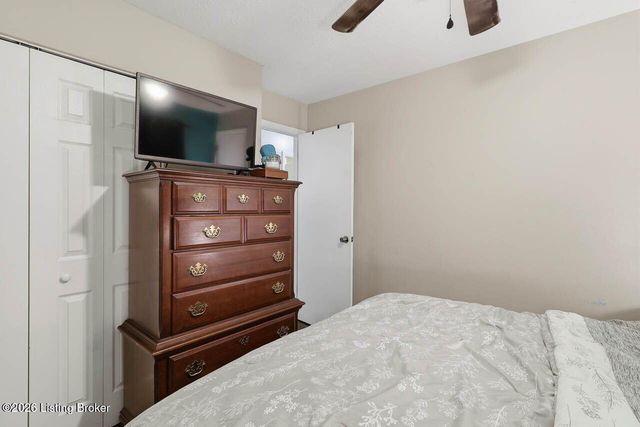 7904 Candleglow Ln, Louisville, KY 40214