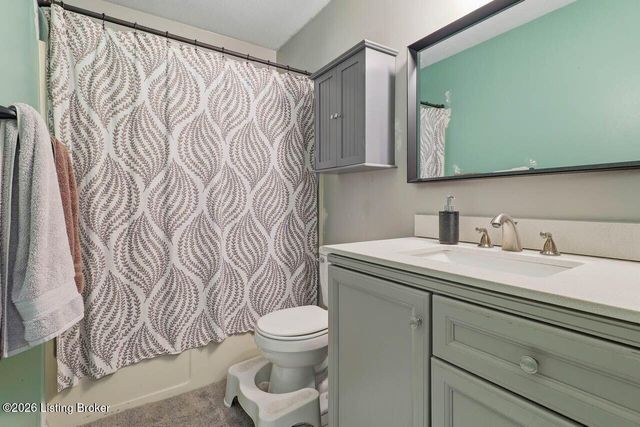 7904 Candleglow Ln, Louisville, KY 40214