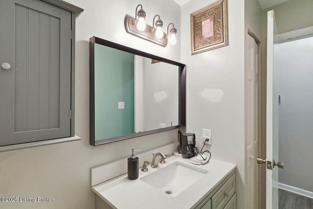 7904 Candleglow Ln, Louisville, KY 40214