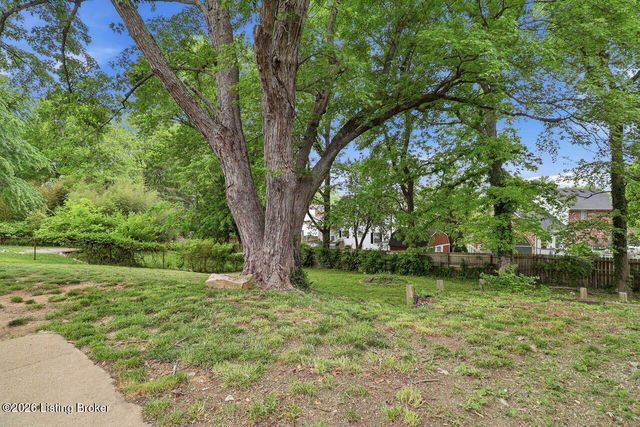 7904 Candleglow Ln, Louisville, KY 40214