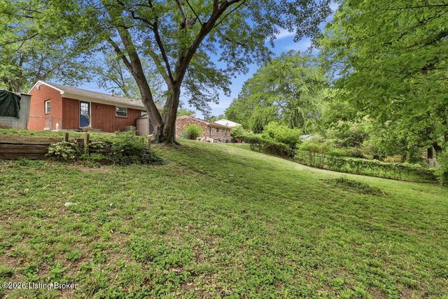 7904 Candleglow Ln, Louisville, KY 40214