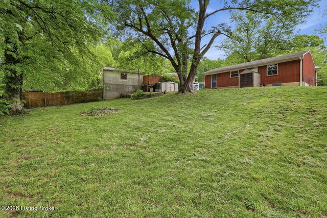 7904 Candleglow Ln, Louisville, KY 40214