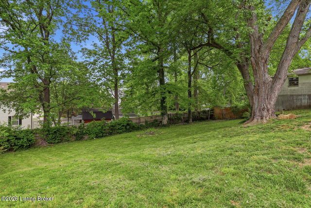 7904 Candleglow Ln, Louisville, KY 40214