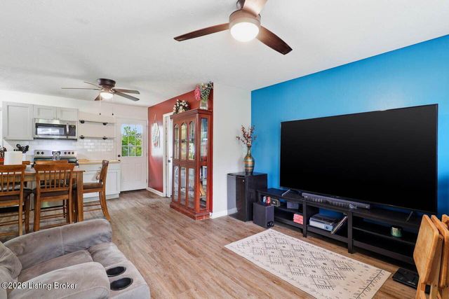 7904 Candleglow Ln, Louisville, KY 40214