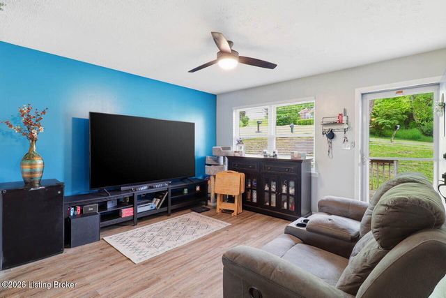 7904 Candleglow Ln, Louisville, KY 40214