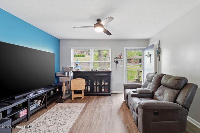 7904 Candleglow Ln, Louisville, KY 40214