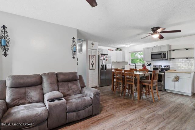 7904 Candleglow Ln, Louisville, KY 40214