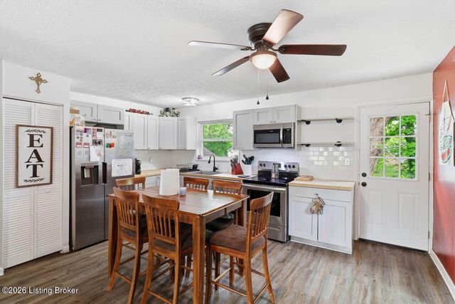 7904 Candleglow Ln, Louisville, KY 40214