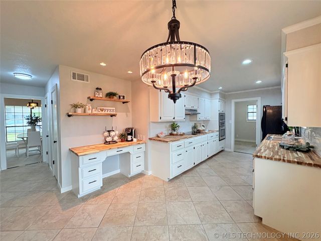 1115 Surrey Drive, Ardmore, OK 73401