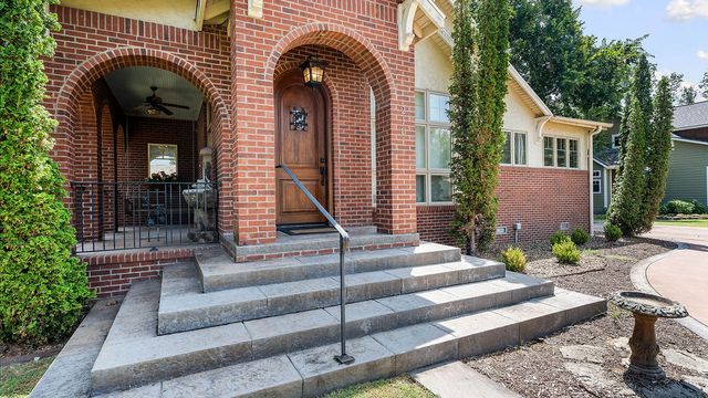 210 NW F Street, Bentonville, AR 72712