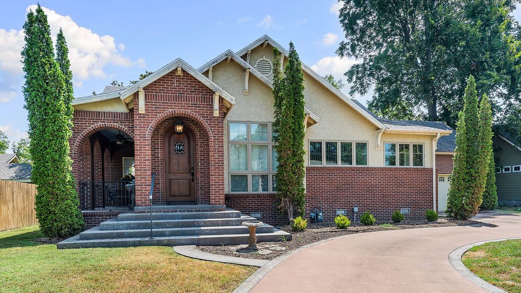 210 NW F Street, Bentonville, AR 72712