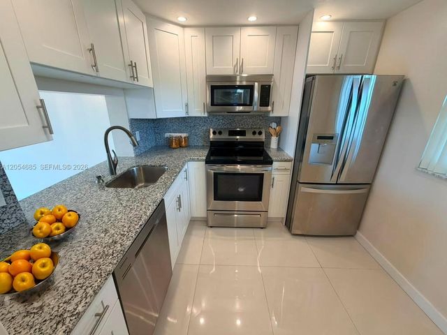 9440 Poinciana Pl 406, Davie, FL 33324