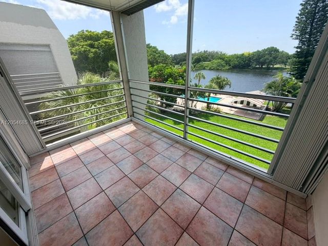 9440 Poinciana Pl 406, Davie, FL 33324
