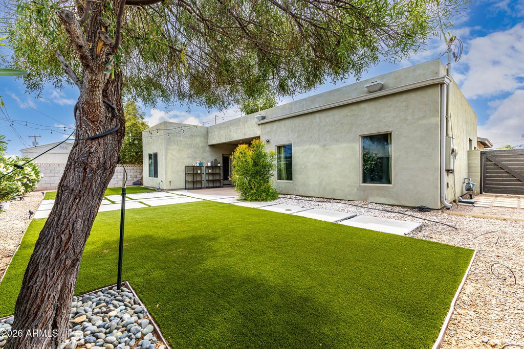 Image 37 of property listing at 7636 E CATALINA Drive, Scottsdale, AZ 85251