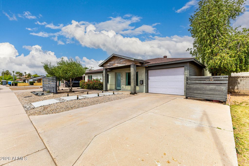 Image 5 of property listing at 7636 E CATALINA Drive, Scottsdale, AZ 85251