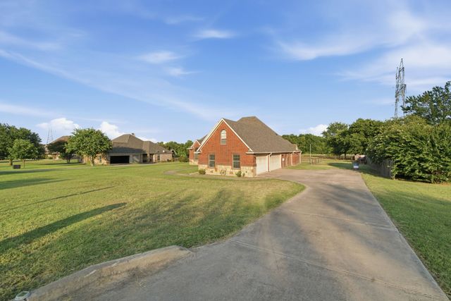 148 Fossil Rock Drive, Azle, TX 76020