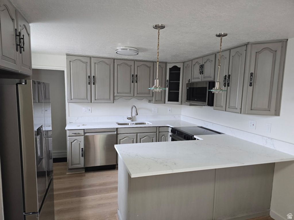 Image 5 of property listing at 760 E 8080 ST, Sandy, UT 84094