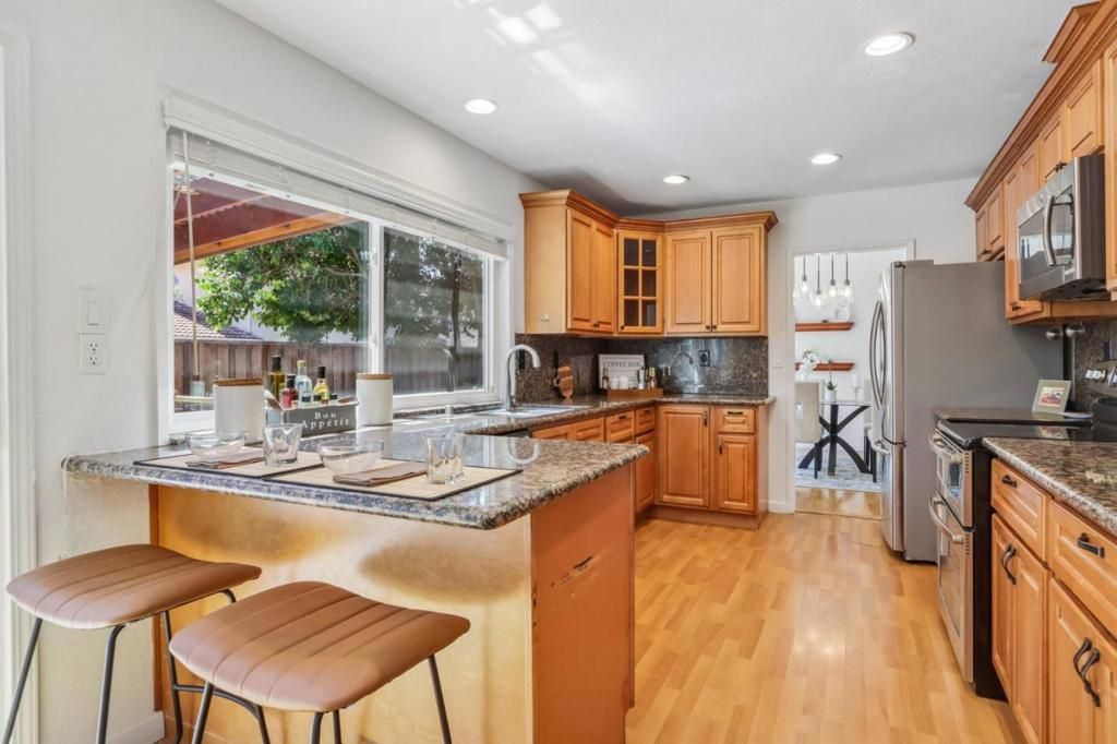 Image 15 of property listing at Address unavailable.