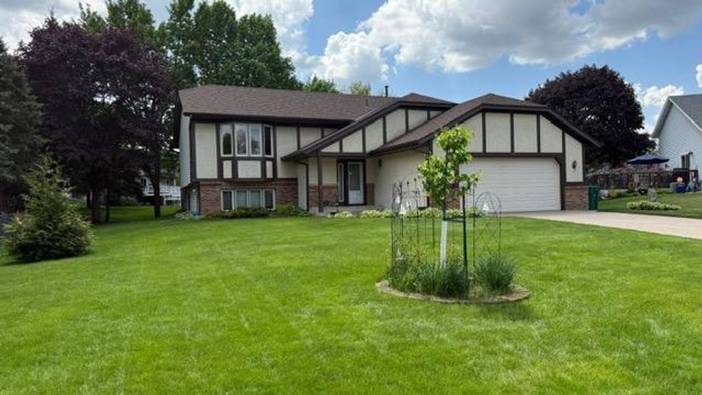 656 Mina Court, Mahtomedi, MN 55082